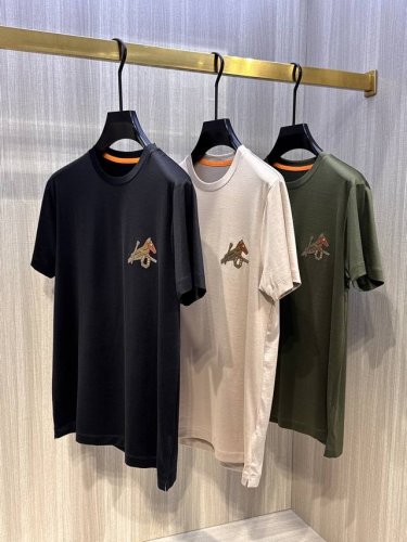 爱马家 2025春夏最新马具贴皮徽标男士圆领T恤衫，传统大众的基础款型，不挑人穿，胸前极具代表性的马头马蹄图案，采用高端重工的激光贴皮绣工艺 采用进口水洗小羊皮