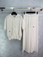 Dio*春夏最新款休闲套装 简直又慵懒 小个子也能轻松驾驭 撞色设计恰到好处 定制的立体提花面料 蜜蜂刺绣装饰丰富细节 1色3码Sml。T226B