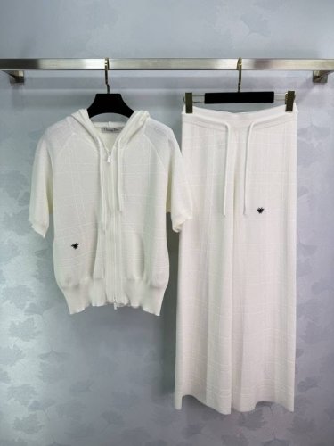 Dio*春夏最新款休闲套装 简直又慵懒 小个子也能轻松驾驭 撞色设计恰到好处 定制的立体提花面料 蜜蜂刺绣装饰丰富细节 1色3码Sml。T226B