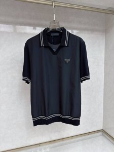 普拉达 2025Ss新款春夏短袖翻领T恤Polo，最高版本客供定制高端朱地面料简单时尚款，螺纹拼色螺纹配色超级好看！胸前刺绣经典Logo简单大方的款式！满满的高