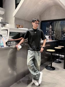 Loewe 罗意威 2025夏季最新款 专柜同步有售 原单狠货 时尚休闲圆领短袖T恤 上身很有特点 吸睛而有亮点 进口原版面料 顶级刺绣工艺字母图案装饰Logo