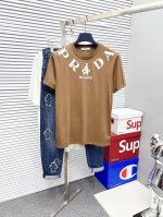 官网同款可穿205斤 Prada 普拉达 原单品质 2025最新款短袖 精选专柜订制顶级双丝光棉进口面料 所有细节做工完美1比1复刻 还原正品百分百 原版五金