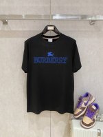 巴宝莉 重磅推荐！2025Ss夏装新品 专柜在售 最新系列图案Logo短袖T恤 必须人手一件的节奏！进口顶极精梳棉面料，极为亲肤舒适 摸上去非常的细腻，质感很好