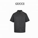 gucci 古驰 25Ss 满印老花提花套装短袖衬衫 25Ss新款衬衫采用宽松方形剪裁，搭配尖领与胸前口袋。古驰深灰色Gg棉布提花面料，别具雅致风范。 Size