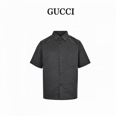 gucci 古驰 25Ss 满印老花提花套装短袖衬衫 25Ss新款衬衫采用宽松方形剪裁，搭配尖领与胸前口袋。古驰深灰色Gg棉布提花面料，别具雅致风范。 Size