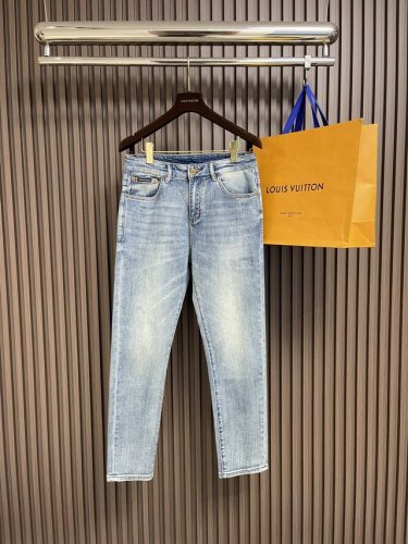 Emporio Armani Ea 2025Fw 修身牛仔裤、早春新款，代工厂p出货。进口牛仔布面料、略带弹性、自然修身显瘦。手感柔软、细腻、中腰、经典五口袋。