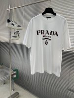 prad 2025新款裂纹T恤 红色立体Logo 如同被熔岩挤压 随时要冲破出来 时髦感爆棚 双层螺纹领口 肩部通肩压条 280G纯棉面料 男女同款 码数：S-