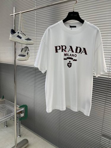prad 2025新款裂纹T恤 红色立体Logo 如同被熔岩挤压 随时要冲破出来 时髦感爆棚 双层螺纹领口 肩部通肩压条 280G纯棉面料 男女同款 码数：S-