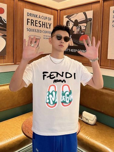 芬迪 Fendi 品牌潮流Logo印花短袖T恤 采用客供定制280克双股纯棉面料 上身极致舒适透气 标志性Logo元素为单品增添设计感 营造出简约大气风格 上身