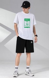 Adidas阿迪达斯休闲情侣款短袖短裤运动套装，男女均可轻松上身驾驭 ，面料柔软有弹性超级舒服 ！细节一步到位 ，腰部内里有抽绳可以随意调节！ 上身效果超赞！超