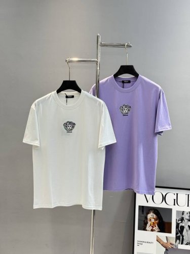 Versac*2025新品，前幅植绒立体绣花贴片，瓦萨美人头造型.男女同款，紫色焕发活力青春，四线密边，270洗水棉，三标齐全！欧码：S-Xl 175 140斤