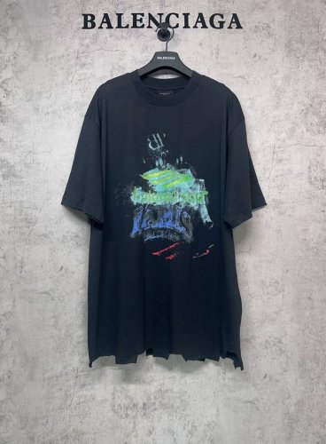 balenciaga巴黎世家顶级版本1:1官网品质 25新款磨破白墨涂鸦手工磨烂剪边短袖T恤 前后面模糊图案白墨直喷洗水磨烂破坏做旧下摆手工打磨 成衣后炒色洗水