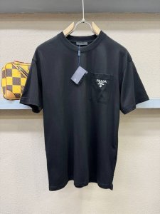 prada 普拉达 2025春夏新款短袖T恤 走秀图案时尚休闲短袖T恤衫 设计Logo设计 极具设计精选客供260克100%全棉面料 手感柔软亲肤 着身舒适透气