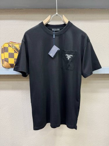 prada 普拉达 2025春夏新款短袖T恤 走秀图案时尚休闲短袖T恤衫 设计Logo设计 极具设计精选客供260克100%全棉面料 手感柔软亲肤 着身舒适透气