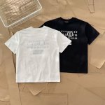 maison Margiela 马吉拉 联名Supreme烫银数字印花短袖 885 面料采用280G双纱爽滑棉，双纱的质感加上爽滑手感，面料整体重磅舒适，细节还