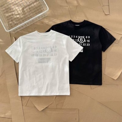maison Margiela 马吉拉 联名Supreme烫银数字印花短袖 885 面料采用280G双纱爽滑棉，双纱的质感加上爽滑手感，面料整体重磅舒适，细节还