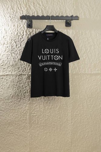 款号Q12 Chrome Hearts X Louis Vuittons 联名限量款短袖T恤秀场限定。 克罗心跟Lv两个奢饰品牌首次合作，轰动了整个奢饰界，也是