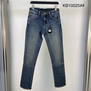 阿玛尼2025夏季新款 薄款原单狠货牛仔裤 原版五金皮牌 版型超正.修身不紧身 超级有范 原版定制水洗牛仔面料 原版五金辅料开模 上身帅气十足 码数 29-36