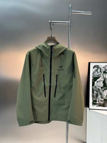 520 arcteryx 始祖鸟25S户外登山透气防风防水软壳冲锋衣夹克。硬壳冲锋衣 面料柔软 舒适性强。户外活动 抗风防雨 功能性强大。即使你要去户外登山 徒