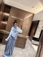 新品上新 Acne 字母印花防晒格子裤套装 高级定制 ：.碎冰蓝套装 ：清冷感系列 Acne这套搭配好有松弛感 非常适合现在的天气 一套宽松搭配 慵懒感直接拿捏