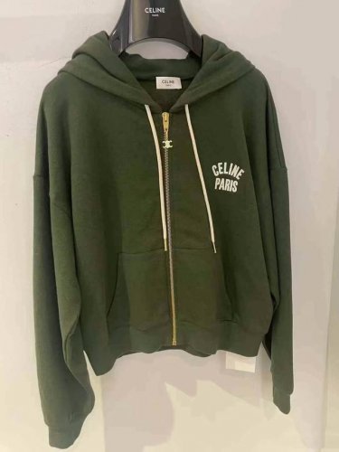 凯旋门拉链外套 超级显白军绿色 采用棉质面料舒适与时髦兼具 凯旋门Logo金色拉链头体现了Celine在细节设计上的小心机 外搭单穿造型无压力 驾驭高阶休闲风
