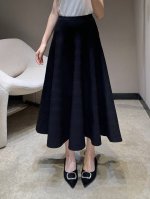 Dio* 25Ss春夏新款 喇叭形针织半裙丨独家Yb开发！高版出品！这款半裙延续经典廓形，彰显极简主义的优雅设计。采用黑色科技针织面料精心制作，喇叭形剪裁，腰部