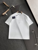 prada 普拉达字母刺绣精美工艺 270克洗水面料T恤作为奢侈界的龙头，B家可谓是当之无愧了，而今天要说的这件作品，首先映入眼帘的就是宽松舒适的黑白纯色两大版