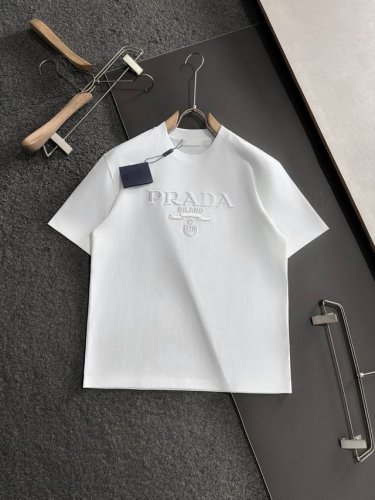 prada 普拉达字母刺绣精美工艺 270克洗水面料T恤作为奢侈界的龙头，B家可谓是当之无愧了，而今天要说的这件作品，首先映入眼帘的就是宽松舒适的黑白纯色两大版
