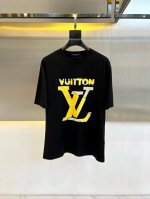 LV 春夏新品发售新品短袖T恤 采用进口丝光欧棉面料 温儒柔软 细腻柔软 上身自然是舒适 凉爽 胸前Logo图案印花撞色时尚立体 颜色十分清晰 非常的凸显整体的