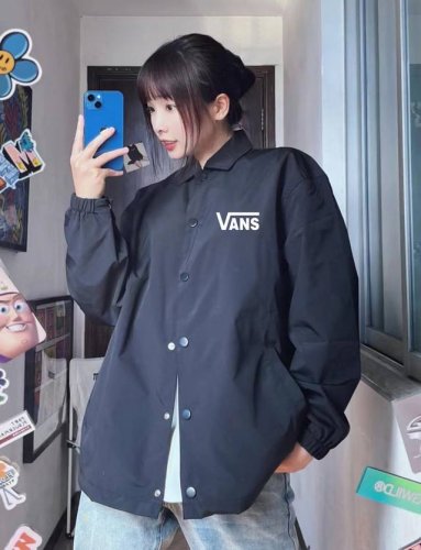 vans 万斯涩谷限定日系原宿风立领教练夹克外套 精选优质梭织加厚面料 匀整光洁 吸湿耐磨不易折 厚实板正上身超赞宽松版型结合立体裁剪工艺 留有充裕活动空间 翻
