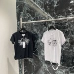 Mm6 25夏季新款 破条印花T恤下摆带状破洞边条装饰 自由不羁 凸显品牌格调 草地兔子图案为设计亮点 遮眼细节更具个性 前后穿插低调点缀字母标语 与后衣领处内