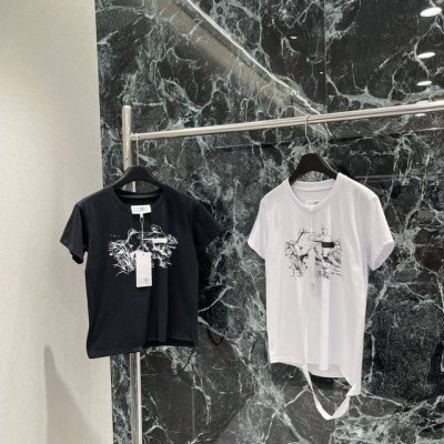 Mm6 25夏季新款 破条印花T恤下摆带状破洞边条装饰 自由不羁 凸显品牌格调 草地兔子图案为设计亮点 遮眼细节更具个性 前后穿插低调点缀字母标语 与后衣领处内