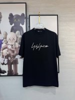Y-3 2025春夏新款首发专柜最新款短袖圆领T恤 高端订制 设计前卫时尚！品牌Logo重工艺设计 高端定制丝光云朵棉面料.手感柔软.穿着舒适.专柜级别精致车线