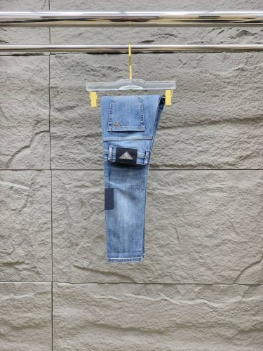 普拉达 新品 高端独家发售 25Ss四季款超燃炸街系列之最牛仔裤 独家隆重推出 原版定制高端品质面料 定制五金版型修身剪裁 面料带弹力 微弹上身舒适度超高 必爆