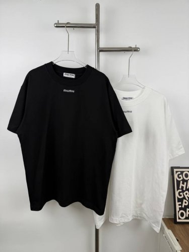 款号A25 Miumiu缪缪字母印花T恤短袖 Logo标识精致升级，灵感源自八十年代复古原版面料官方同款短袖T恤 定制280克同缸染面料手感非常舒服春夏砖柜同步