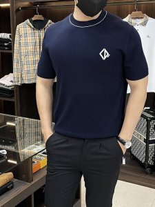 主推 Dior25Ss新款短袖针织衫这款Cd Diamond短袖针织衫是二零二五秋季男装系列新品 以优雅针织全新演绎 采用蓝色棉质和桑蚕丝混纺平纹针织面料精心制