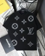 louis Vuitton 路易威登Lv 前后经典字母四叶草印花满印圆领短袖男女同款T恤 法国路威酩轩集团-Lvmh旗下品牌，著名奢侈品箱包和皮具品牌，百余年的