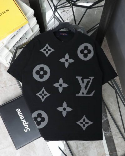 louis Vuitton 路易威登Lv 前后经典字母四叶草印花满印圆领短袖男女同款T恤 法国路威酩轩集团-Lvmh旗下品牌，著名奢侈品箱包和皮具品牌，百余年的