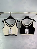 Chane*2025新品上架 短款针织背心 定制Yb羊毛纱线织造 质感高级舒适 短款背心剪裁 衣服通体编织肌理清晰 包边与大身以黑白相间碰撞装饰 胸前刺绣装点标