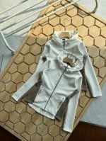 200 25春季新款女外套Descente迪桑特空气层面料轻盈柔软舒适女士针织运动外套 采用空气层面料制成的针织运动外套。色泽柔和温暖，触感轻柔顺。腋下两侧拼色