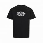 Givenchy 纪梵希 25Ss 刺绣字母徽标Logo短袖 采用100%棉质面料，柔软透气，让你在夏日里尽享舒适。 胸前Gvc品牌字母刺绣，展现品牌独特魅力，