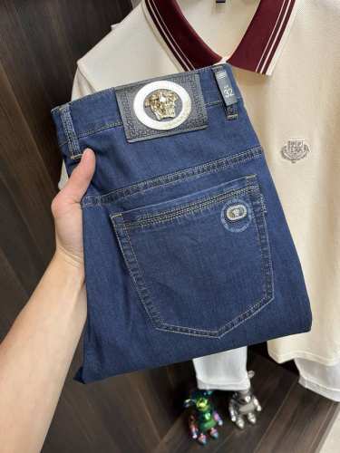 主推 P250 Versace 2025春季独家专供新款秘范思哲潮男时尚休闲牛仔裤，春季新款裤子 高端欧版原单潮流时尚休闲裤子 透气舒适度高，细节无可挑剔，品牌