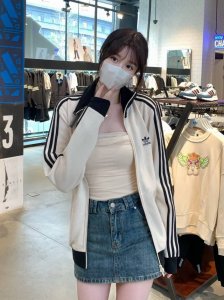 阿迪达斯华夫格Logo立领拉链长袖开衫夹克Jennie同款外套外套 专柜货号：24672303524 经典三杠条纹，白色Logo刺绣，简约不简单。定制双开拉链。