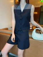 原版Mm 2025春夏新款时尚休闲套装 撞色马甲搭配西装五分裤 字母贴布绣点缀 搭配定制金属扣皮腰带 剪裁简洁大方 上身洋气十足 原版1色 码数Sml
