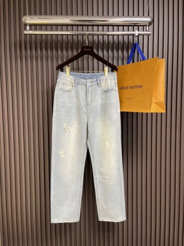 Dior 2025Ss新款工装牛仔裤，展示 Oblique 刺绣，以休闲剪裁重新演绎工装风格。采用棉质牛仔布精心制作，饰以经典Logo刺绣，彰显优雅气质。可与配