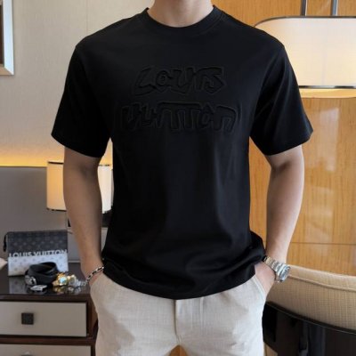 Lv- 2025Ss蛇年贺岁款春夏精品短袖T恤 官网同步 高端品质 定制顶级长绒棉面料，顶级大厂1:1制作，时尚大牌重工艺Logo设计，手感柔软细腻 穿着亲肤舒