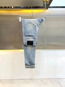 主推.长期有货 华伦天奴 高品质 2025官网高端新品原单少数帅爆牛仔裤，百分百原单 百搭神器！今年最新流行的风格设计款式，采用进口棉花制作成的单宁布，上身舒适