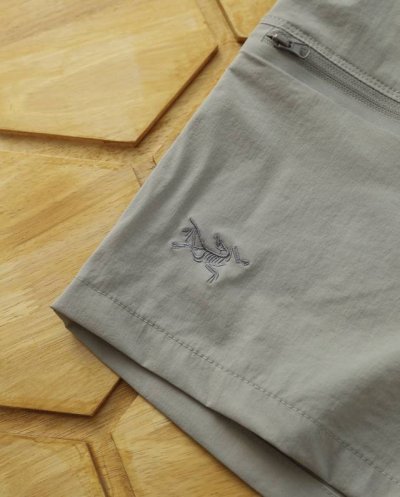 细节图 Arc'teryx 始祖鸟短裤户外休闲通勤机能刺绣款短裤 官网同步 都市机能轻量化弹力工装登山短裤，防泼水 透气 四面弹兼备的科技面料，让您在运动中获得