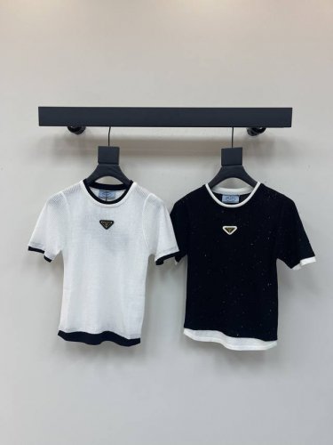 prad*25春夏新款重工珠片拼接针织短袖 定制进口材质 质感高级 舒适柔软 圆领短袖修身上衣剪裁 密实针织包裹性强 修身显瘦 领口袖口拼色增添设计感 胸前字母
