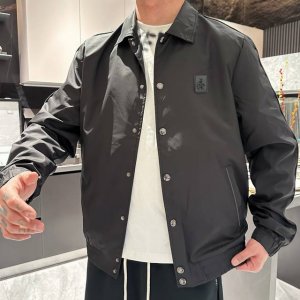 普拉达 顶级版本 2025早春新款夹克外套 原版1:1订制五金配件全进口原版定制 欢迎专柜对比 超柔软 超级重工 面料做工杠杠的版型完美 注意面料超舒服 独家款